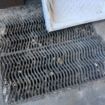 Regard obstrué et pollué Regard obstrué et pollué